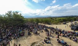 الشرطة اليونانية تعثر على 70 لاجئاً سورياً وسط الثلوج بينهم أطفال