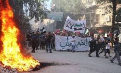 مع بدء معركة الغضب لحلب.. متظاهرون في أحياء المدينة يموهون الطيران بإحراق الإطارات