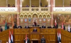 البرلمان المجري يصوت اليوم على تعديل دستوري يحظر توطين الأجانب في البلاد