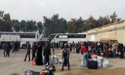 أهالي مخيم خان الشيح يصلون قلعة المضيق بحماة تمهيداً لنقلهم لمدينة إدلب